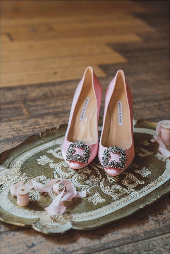 classic light pink buckle Manolo Blahnik shoes are amazing to make your outfit timeless and chic