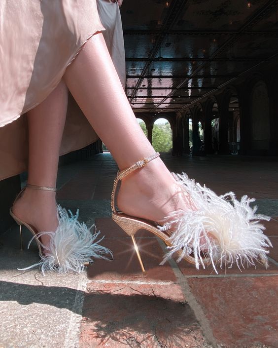 gold shoes with feathers and stiletto heels are amazing for a glam and chic bridal look done with a touch of glam