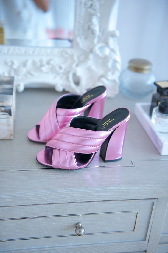 metallic pink wedding mules with heels and peep toes are a very trendy and chic solution for a wedding
