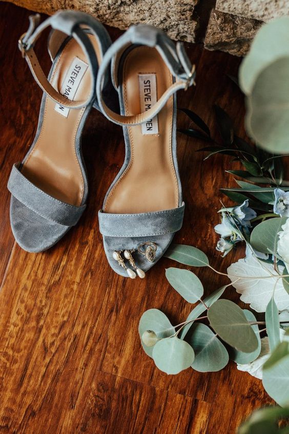 a nice pair of wedding shoes for a summer wedding