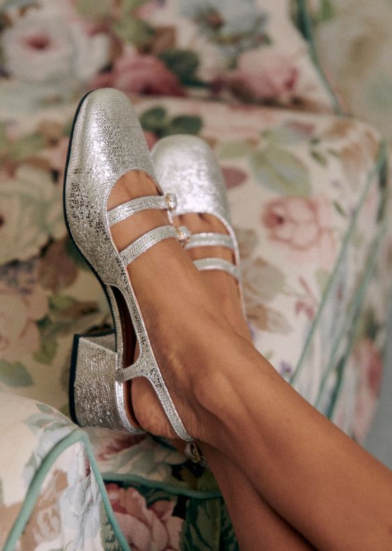 shiny silver wedding Mary Jane shoes with block heels are a cool solution for a glam and a bit retro bridal look
