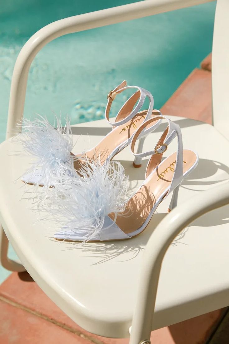 white pointed toe shoes with feathers are a chic and catchy solution for a modern and glam bridal look