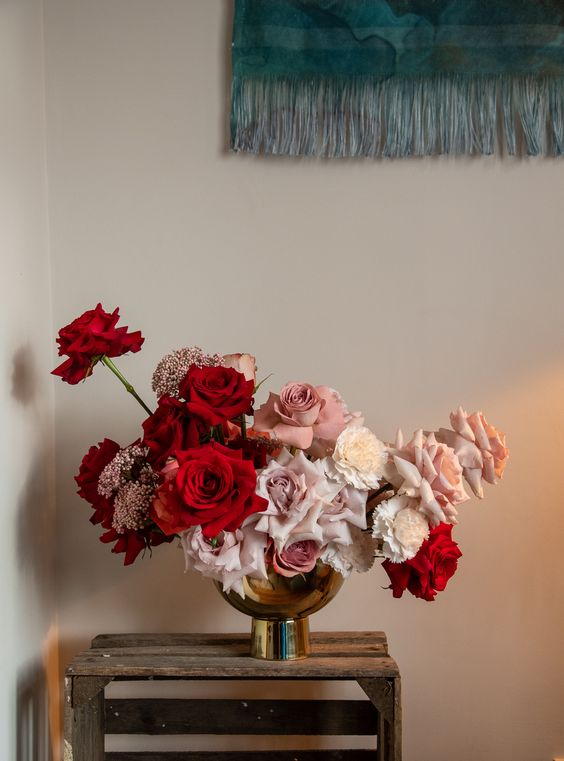 a bold modern centerpiece of blush, white and red roses is a stylish and catchy idea for a modern and bold wedding