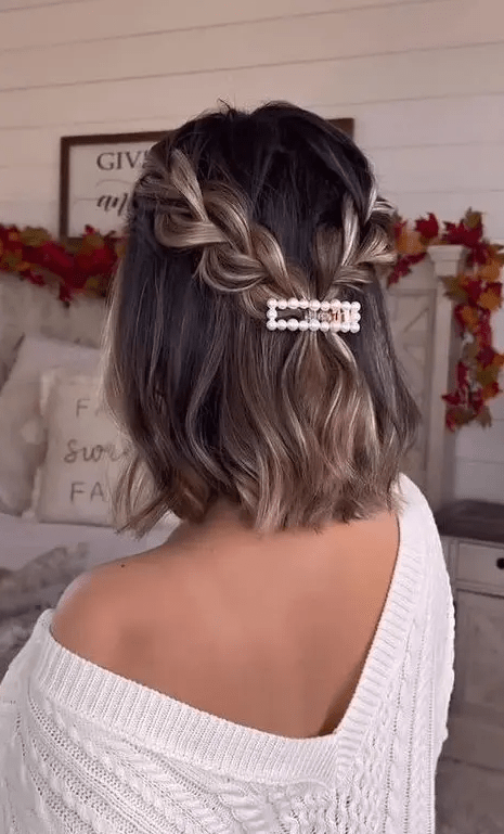 a catchy half updo with braids, waves and a pretty pearl hair piece is a lovely solution for a casual bridal look