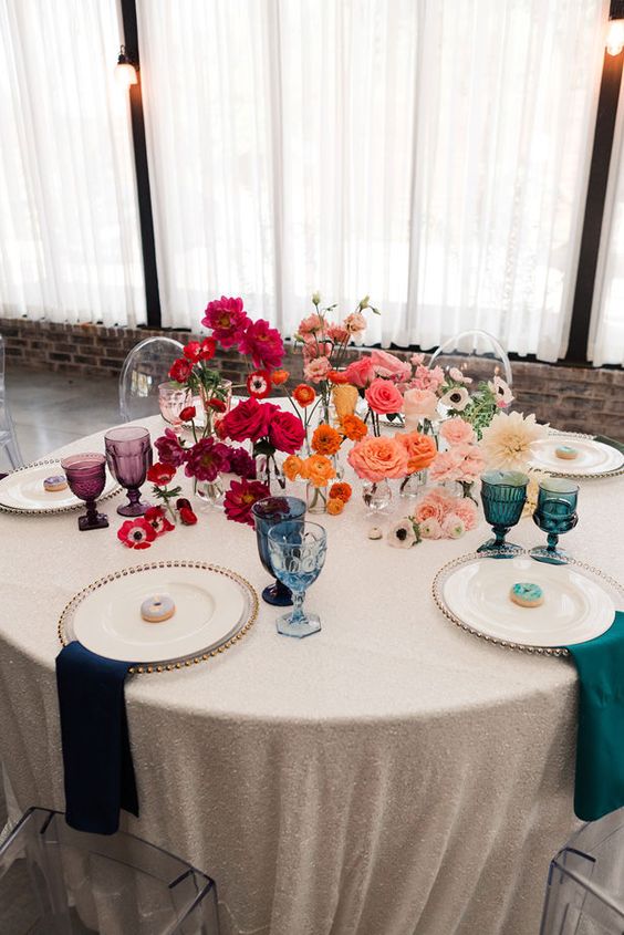 a colorful wedding centerpiece from red to orange, peachy and ivory is a cool idea for a modern wedding