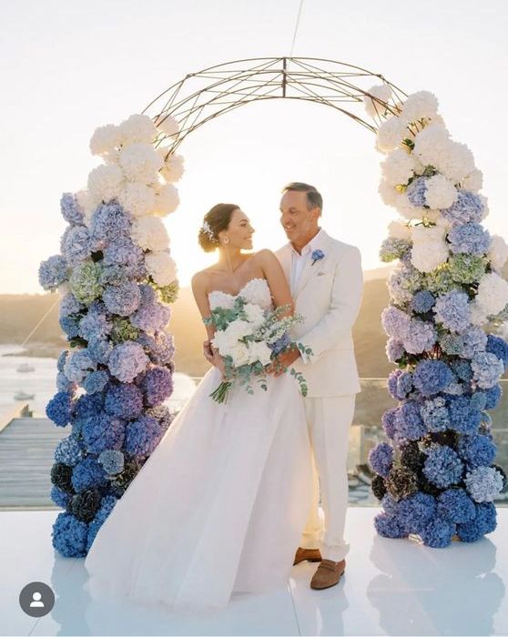 a stunning ombre wedding arch from navy to blue and white is a fantastic idea for your seaside wedding or if you love blues