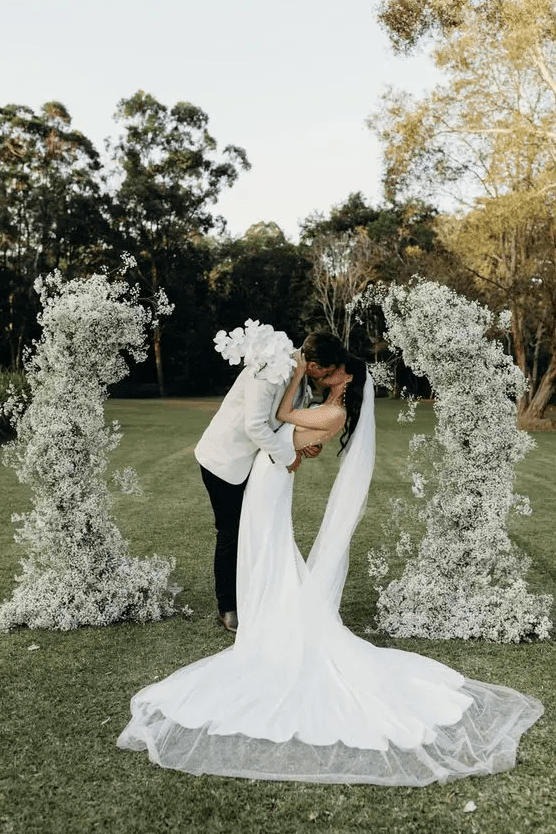 a white baby’s breath wedding altar is a refined and chic idea for a modern and sophisticated wedding