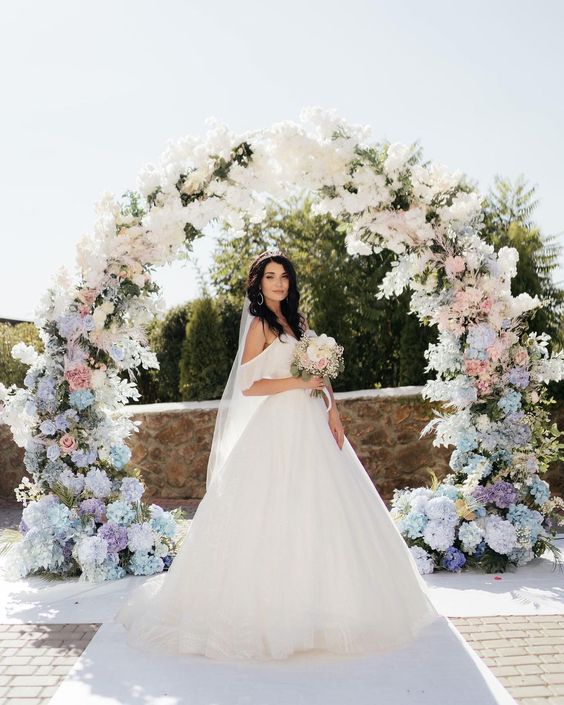 an ombre wedding arch from light pink, lilac and blush to white is a very spectacular idea for a modern pastel wedding