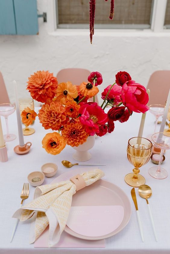 an ombre wedding centerpiece from orange to fuchsia and deep red is a cool solution for a bright wedding
