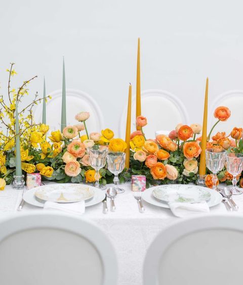 an ombre wedding centerpiece from yellow to orange and with matching candles is amazing for a modern colorful wedding