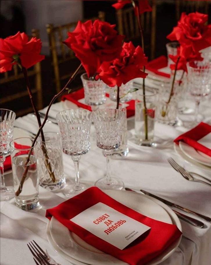 classic colorful cluster wedding centerpieces of vases with red roses is a cool solution for a bold modern wedding with touches of red