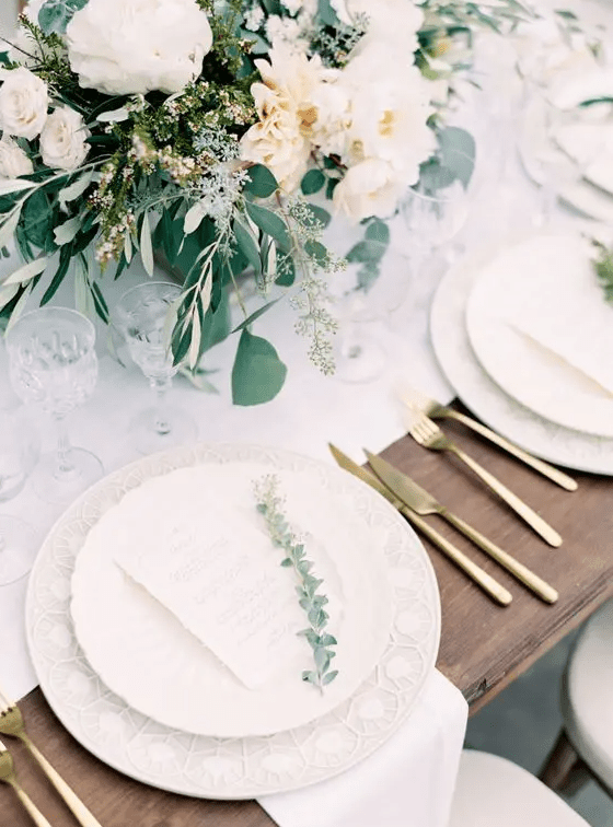 white table runners, dishes, blush florals and gold tableware