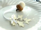 a place setting accented with a felt acorn and a paper leaf card is a very cool and lovely idea to go for at a fall wedding