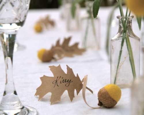 a felt acorn and a leaf place card is a cool idea for a fall wedding, it's a very easy DIY to make