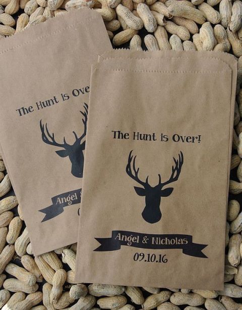 paper bags with prints will help you offer nuts to your guests at the wedding