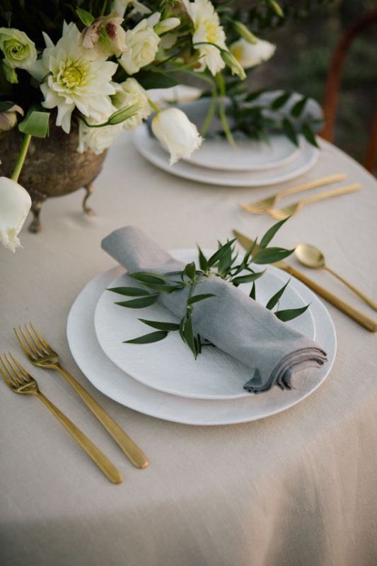 Fresh greenery napkin rings are cool and pretty accessories that will match many wedding styles and themes and will give a fresh feel to the tablescape