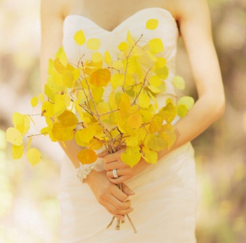 branches with yellow fall leaves are an amazing idea of a wedding bouquet, they will add color to the look