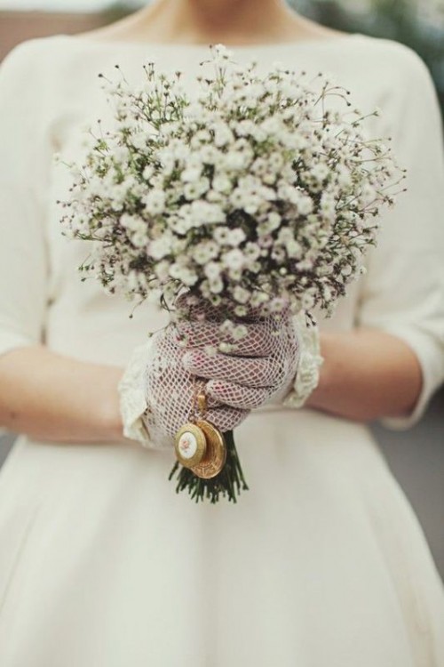 white crocheted gloves with white ruffles look chic and romantic and don't look too refined, so they can be worn with many looks