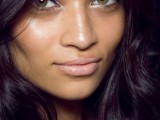 a super glowy and shiny makeup with a shiny nude lip, highlighted skin and a blue eyeliner for a touch of color