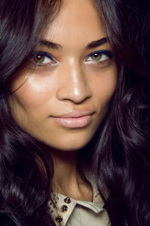 a super glowy and shiny makeup with a shiny nude lip, highlighted skin and a blue eyeliner for a touch of color