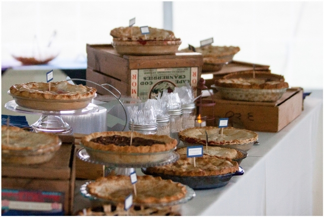 A rustic pie bar with boxes, crates, plates, delicious pies and some cutlery is ideal and easy to realize