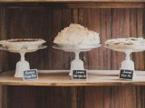 a simple pie bar of wood, with stands with pies and chalkboard marks is an easy and fast to realize idea for any wedding