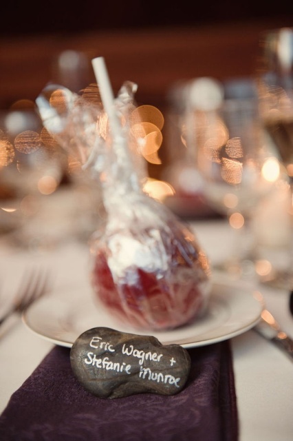 lollipops as wedding favors are amazing for a wedding - you can make them yourself or buy a whole bunch without breaking the budget
