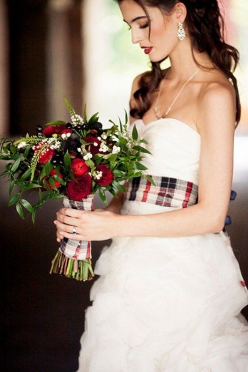 a plaid sash and a bouquet wrap for a bold winter wedding or a Christmas one will bring color and pattern to the look