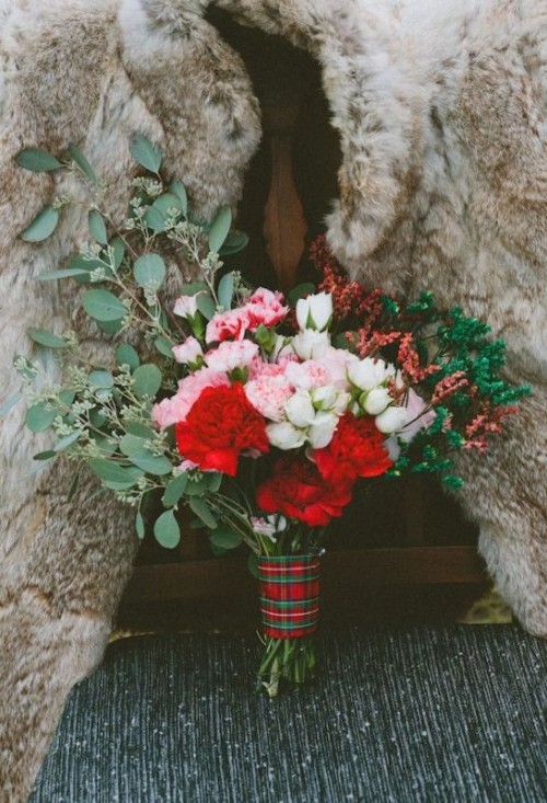 a bold winter wedding bouquet with a tartan wrap is a stylish and cool idea for a winter wedding