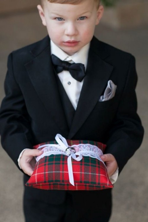 a tartan pillow with white lace is a stylish idea for a winter or Christmas wedding