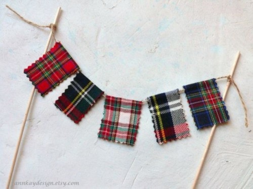 a plaid banner is a stylish idea to decorate a winter or Christmas wedding, may be used for a cake