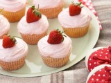 frosted cupcakes topped with strawberries are amazing for weddings – they can fit any garden wedding or just a summer one