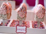 a trya with confetti and with popsicles with confetti plus some marks is a lovely and pretty idea for a modern wedding