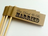 drink stirrers of wood and kraft paper or pieces for a wedding exit are amazing for a relaxed or rustic wedding