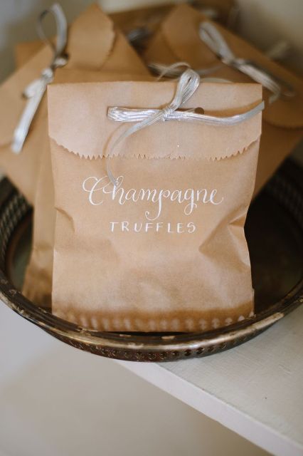 kraft paper bags with ribbon and calligraphy are great to pack your wedding favors, they look nice and lovely