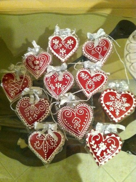 beautiful red heart-shaped gingerbread cookies with white glazing are amazing for a red and white Christmas wedding, they will make cool favors