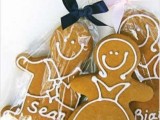 people-shaped gingerbread cookies with names on them are very nice and delicious personalized wedding favors