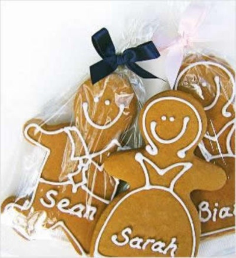 people-shaped gingerbread cookies with names on them are very nice and delicious personalized wedding favors