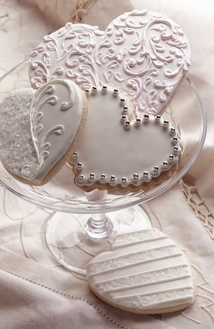 elegant white glazed gingerbread cookies are amazing for a chic wedding done in neutrals, they will be especially actual for fall and winter weddings