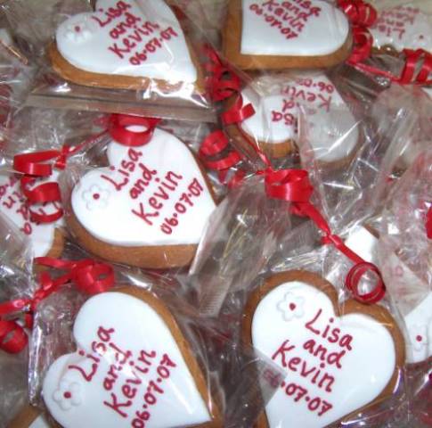little heart-shaped gingerbread cookies with your names and your wedding date are cool crowd-pleasing wedding favors you can DIY