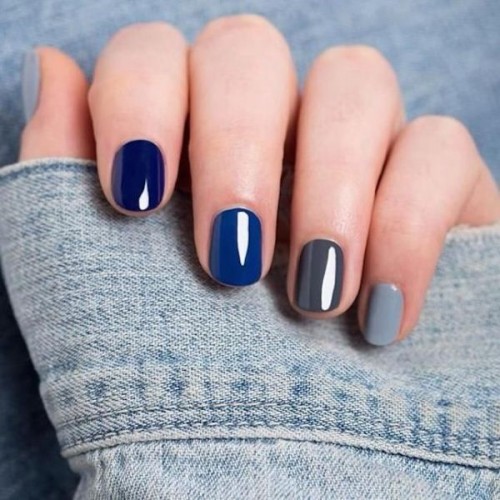 mismatching nails - a purple, navy, green and grey one for a bold and catchy fall bridal look