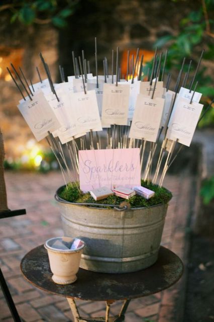 a galvanized bathtub with grass, sparklers with notes is a lovely solution for a rustic wedding