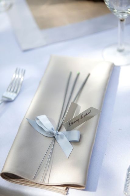 place sparklers on the napkins to offer them as favors, this is a simple and lovely idea to make your wedding party brighter