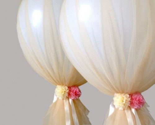balloons covered with tulle, bright and neutral blooms for wedding cover