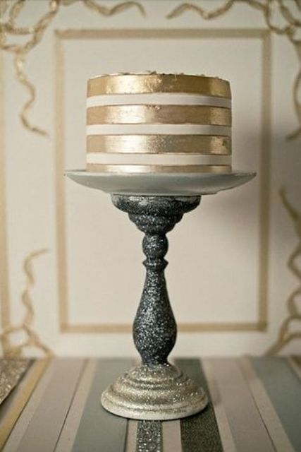 a glam gold and white one-tier wedding cake is a chic and cool idea for a glam wedding, or a wedding with metallic touches