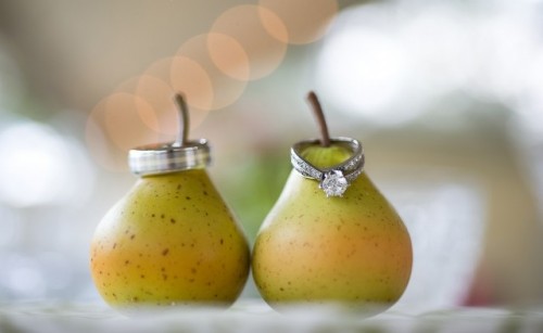 use pears to demonstrate your wedding rings in a creative way, this is a great idea for a fall wedding