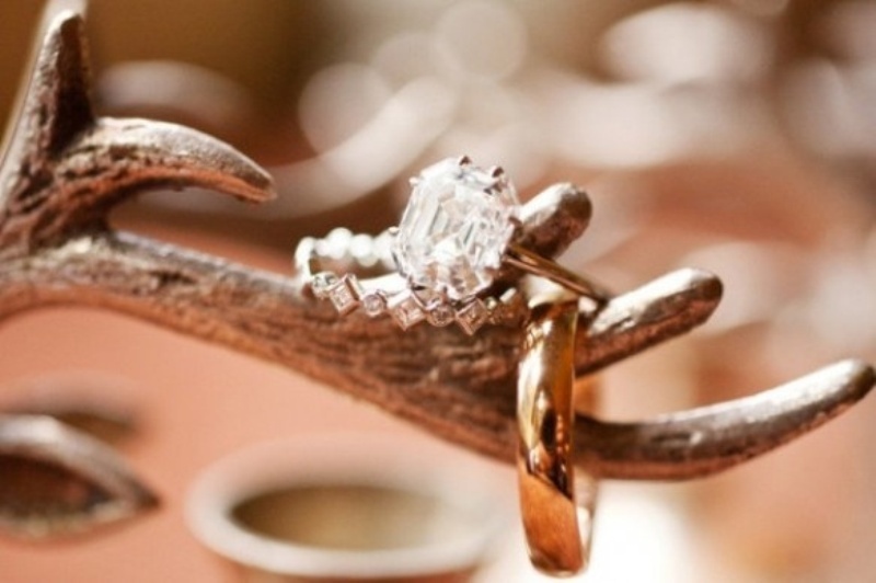 Display your wedding rings on antlers and show them off this way at a woodland or just cozy winter wedding