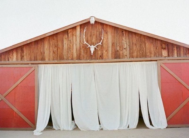 Mark the entrance to the venue with curtains and antlers to make it more visible and to hint on the woodland style