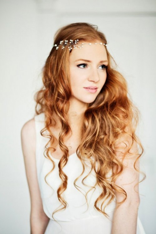 long waves down plus an embellished hair vine give you a beautiful and chic boho touch and make you look delicate