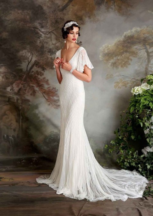 a beautiful fitting 20s wedding dress with patterns and beading, a deep V-neckline, cap sleeves and a train